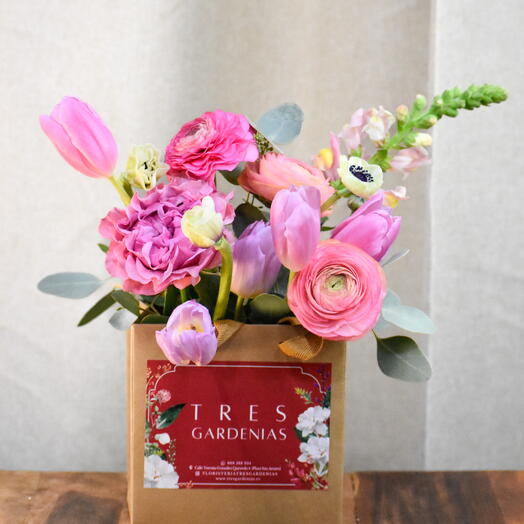 Flores de temporada en Caja de Regalo