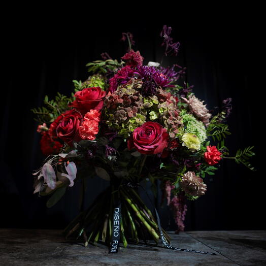 Ramo elegante con rosas, claveles e hortensias