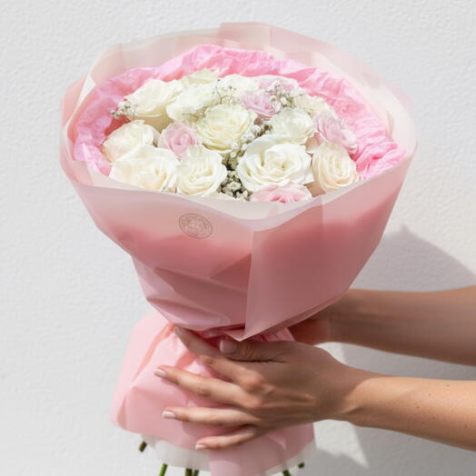 Bouquet de roses blanches et de roses Susurro de Amor avec gypsophile