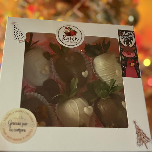 Caja de 6 fresas cubiertas en chocolate blanco y con leche