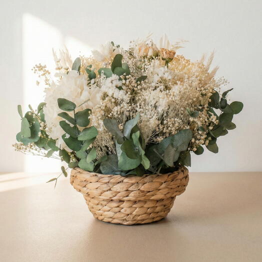 Cesta de Flores Preservadas Estandar en Tonos Naturales – Centro de Mesa con Eucalipto