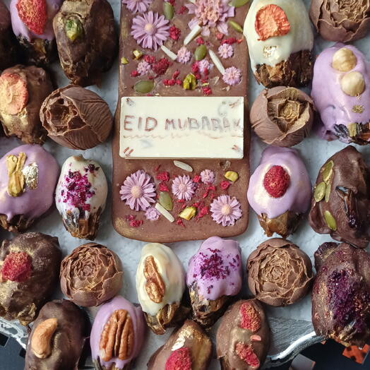 Caja Gourmet de Datiles Medjoul Rellenos y cubiertas con Chocolate Belga + Tableta Eid Mubarak