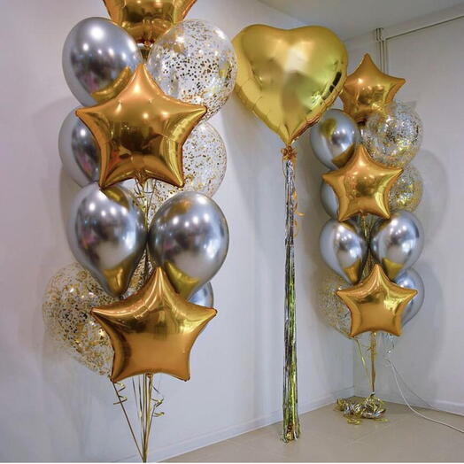 Corazon gigante dorado con dos fuentes de globos