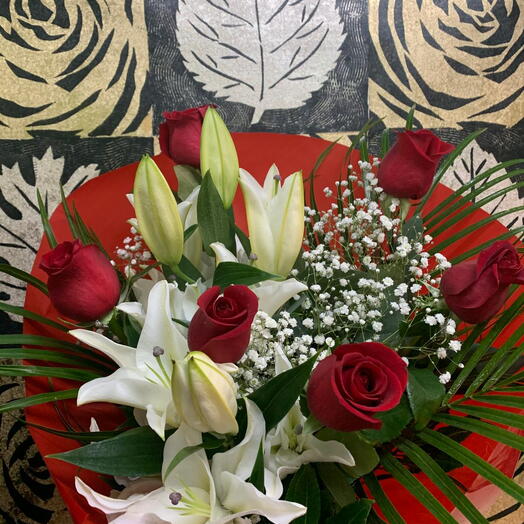 Ramo de rosas y lilium