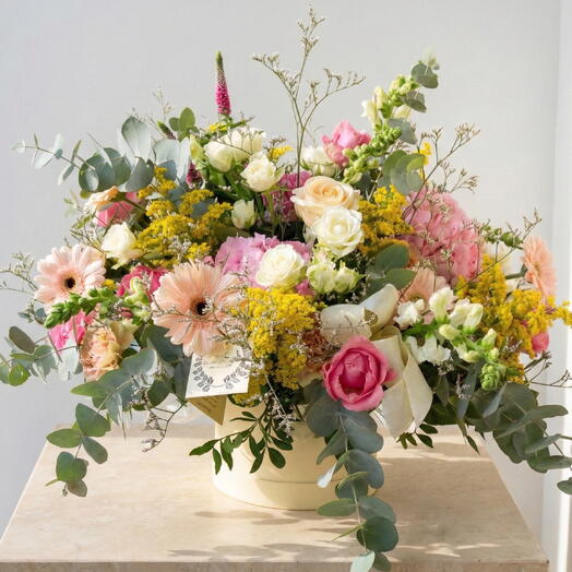 ROXANNE – Sombrerera Chic con Rosas, Hortensias y Flores de Temporada