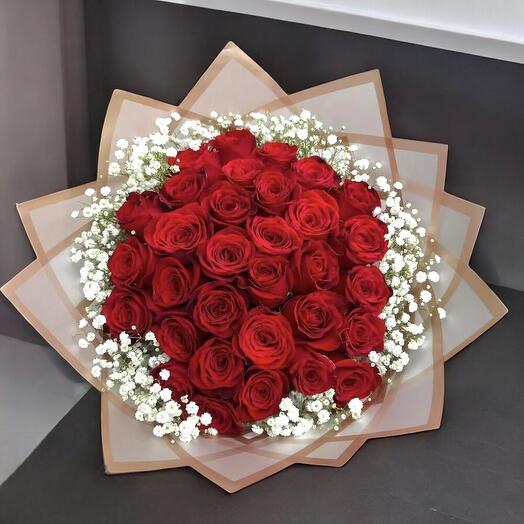 Bouquet Clasico de 30 Rosas Rojas con Paniculata – Amor en Cada Flor