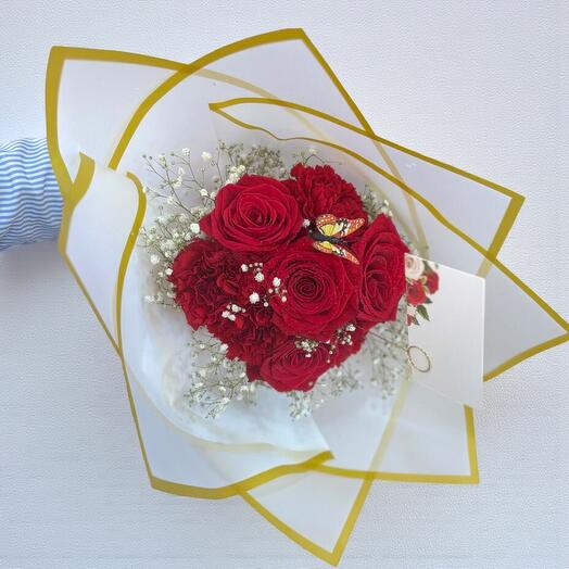 Ramo de Rosas y Claveles Rojos – Arreglo Floral Elegante y Romantico