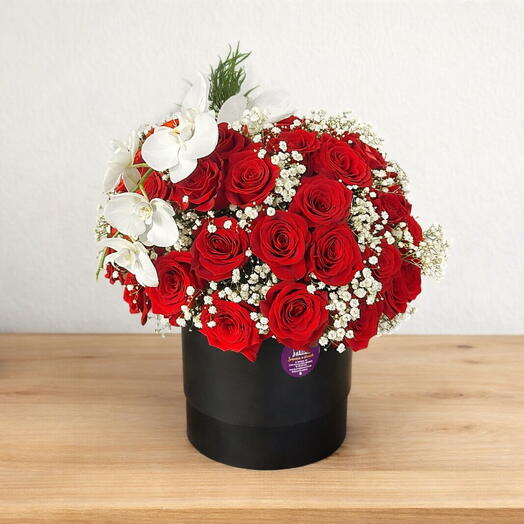 Элегантная черная коробка с орхидеями