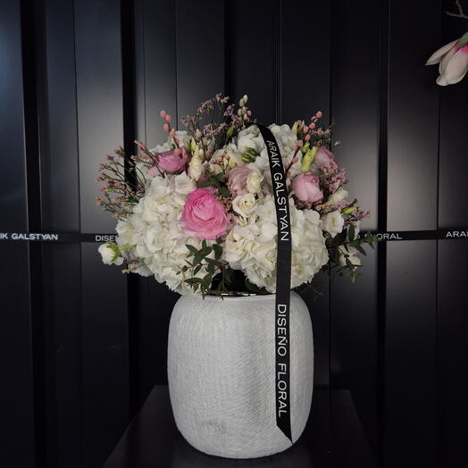 Ramo elegante con jarrón (jarrón para pintar)