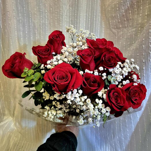 Ramo doce rosas rojas