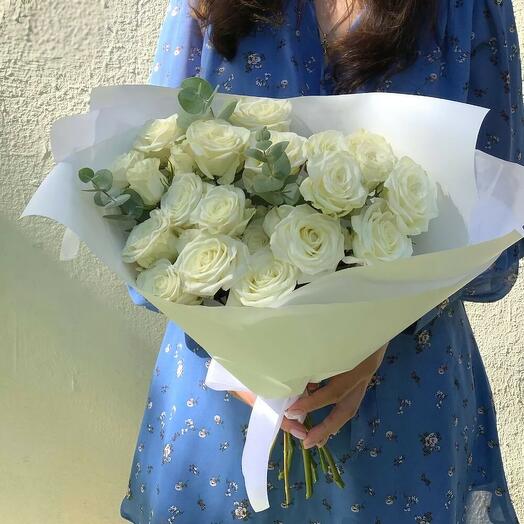 Букет белых роз с эвкалиптом