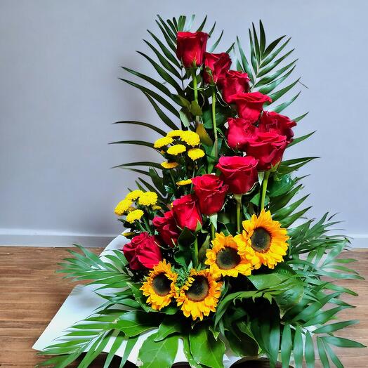 Composición de rosas rojas con girasoles