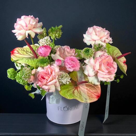 Boîte florale romantique avec des roses bicolores, anthuriums et renoncules – Arrangement élégant dans des tons rose et vert