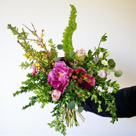 Ramo Primaveral con Peonias Rosas y Tulipanes – Arreglo Floral de Autor