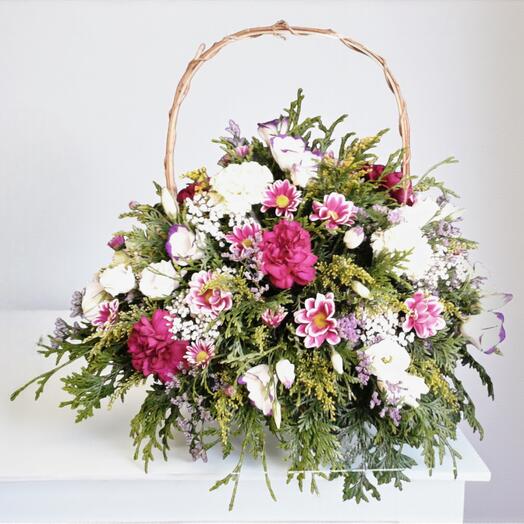 Cesta de Margaritas y Claveles – Arreglo floral primaveral lleno de color y frescura