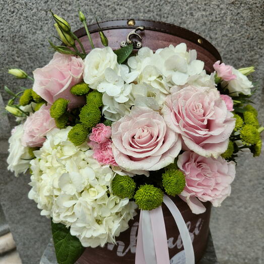 Goya floral hat box | Floral centerpiece with pink roses and hydrangeas