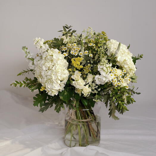 JARRON CON FLORES DE PRIMAVERA EN TONOS BLANCOS