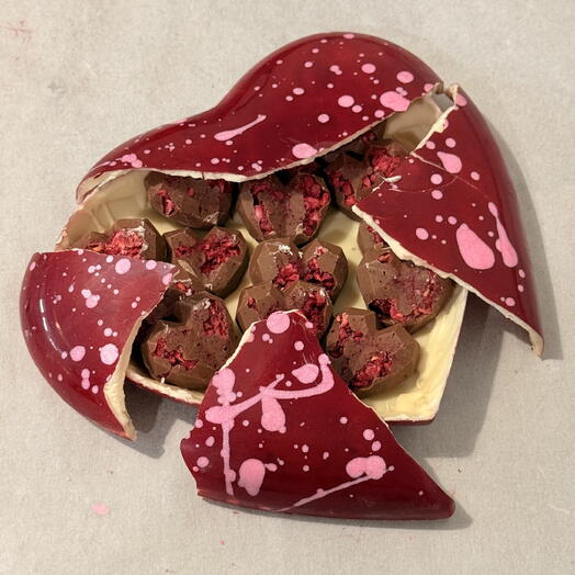 Corazón de chocolate con leche con mini frambuesa