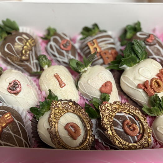 Caja de 12 fresas cubiertas en chocolate blanco y con leche