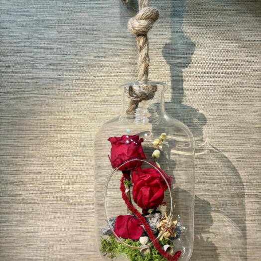 Tarro de rosas preservadas