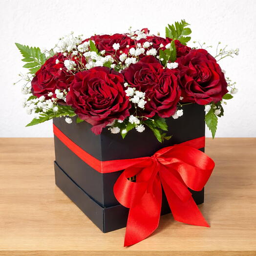 Красные розы в элегантной черной коробке