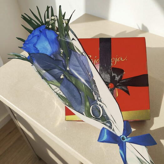 Rosa Azul con Caja Roja Nestle – Detalle elegante y unico para sorprender