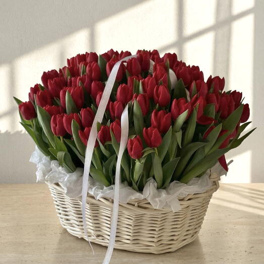 Cesta de 80 tulipanes rojos – Arreglo floral en cesta elegante y romantico