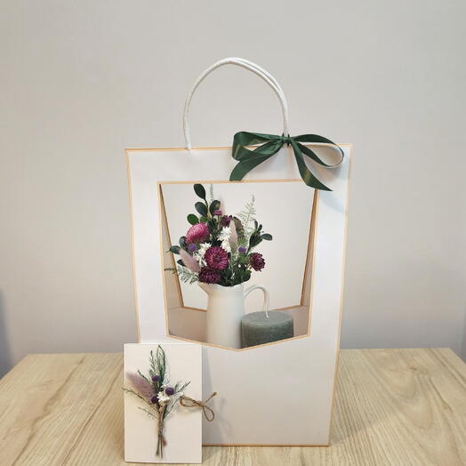 Cadeau élégant prêt à surprendre avec des fleurs préservées, une bougie et un plateau · livraison aujourd'hui