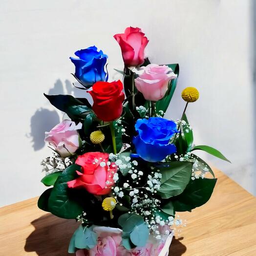 Composición de flores variadas en bombonera