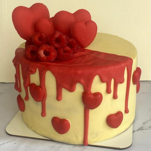Pastel rojo con corazones