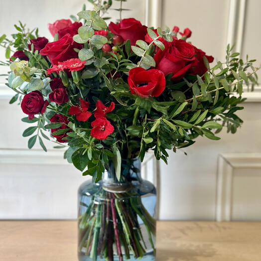 Ramo de rosas y flores rojas