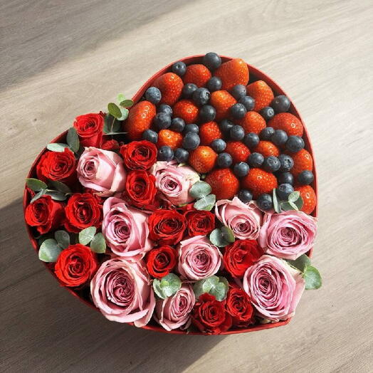Caja Corazon Berry Love con Rosas y Frutas Rojas