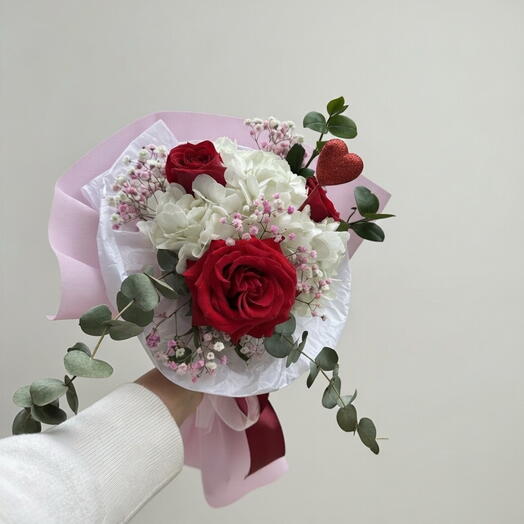 Bouquet with hydrangea and 3 roses