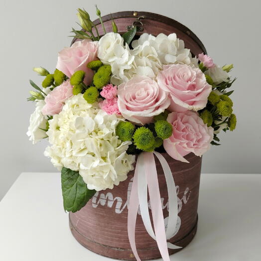 Sombrerera floral Goya | Centro floral con rosas rosadas y hortensias