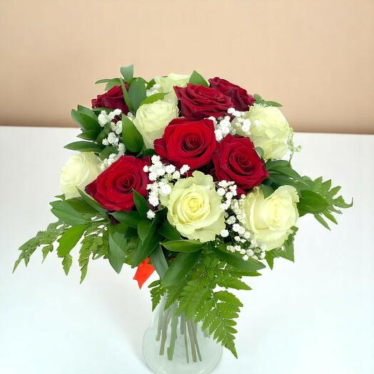 Rosas rojas y blancas