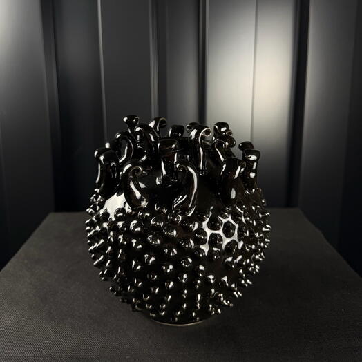 Jarrón cerámico negro brillante tachonado de ARAIK GALSTYAN