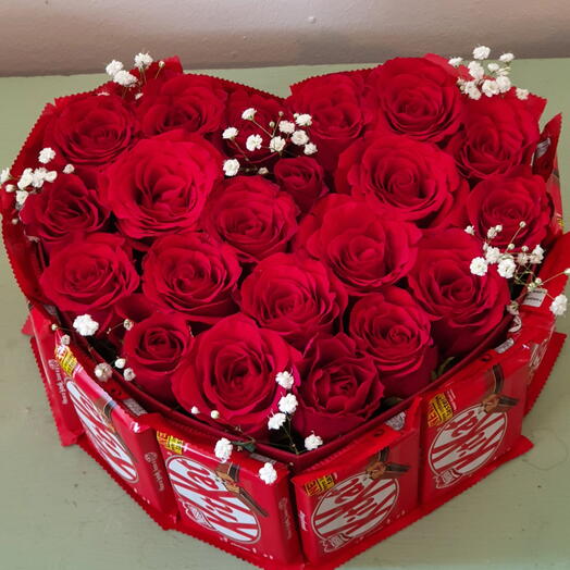 Caja de rosas y KitKat