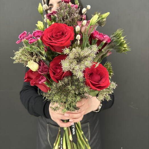 Bouquet of red roses