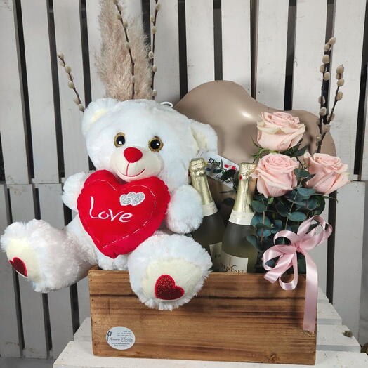 Caja romantica con 3 rosas rosadas, 2 botellas de cava y peluche