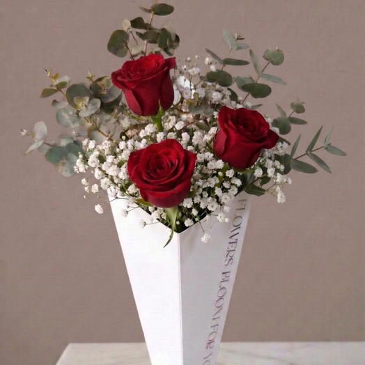 Ramo de 3 rosas rojas en caja blanca