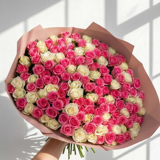 Ramo de 101 rosas blancas y rosadas – Bouquet elegante premium para Dia de la Mujer