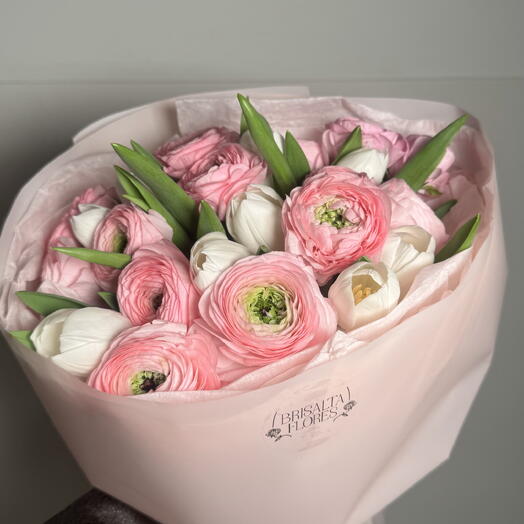 Ranunculus y tulipanes