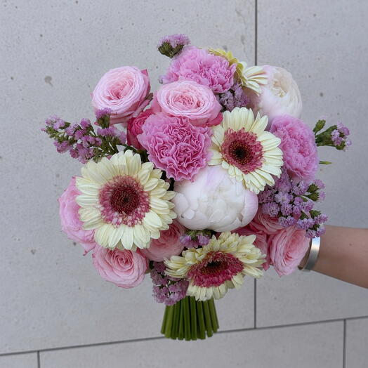 Jardín Mágico - Ramo de Flores Rosadas y Crema