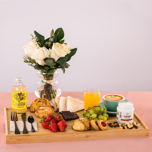 DESAYUNO PREMIUM CON RAMO DE ROSAS
