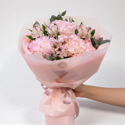 Ramo Nube Rosa — Bouquet de hortensias rosadas y alstroemerias