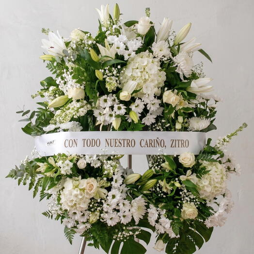 Corona funeraria Ainara | Corona funeraria con rosas, lirios, hortensias y crisantemos blancos