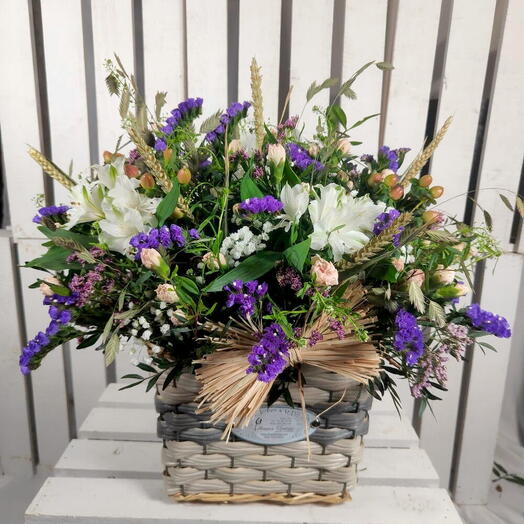 Cesta flores silvestre con alstroemerias y flores mixtas Violeta