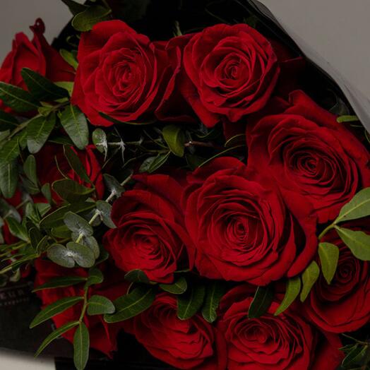 Ramo de rosas rojas con verde