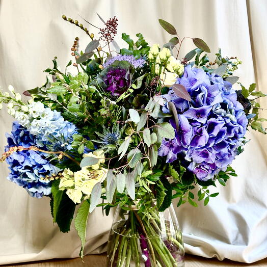 JARRON CON FLORES DE PRIMAVERA EN TONOS AZULES