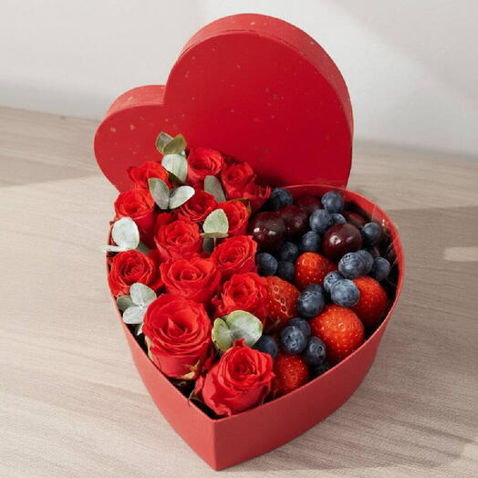 Caja Pequena Corazon Rojo Intenso de San Valentin con Rosas y Frutas